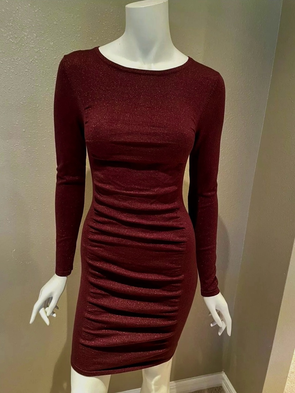 Express Ruched Bodycon Long Sleeve
Burgundy Shimmer Dress Size Medium
NWT